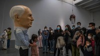 Seniman Maurizio Cattelan dikenal karena pahatan dan karya seni instalasinya yang bergaya hiperrealis. Sebelumnya ia juga pernah membuat heboh dengan toilet emas di Gedung Putih AS.  Foto: Getty Images/Kevin Frayer