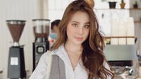 Foto ini juga jadi bukti lain kalau Agatha Chelsea hobi ngopi. Pelantun lagu Lebih Baik Darinya ini memesan segelas es latte. Slurrpp!