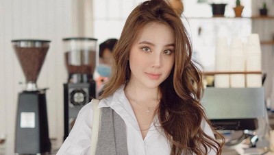 Agatha Chelsea Kandidat Wanita Cantik Dunia, Ini Pesonanya Saat Ngopi