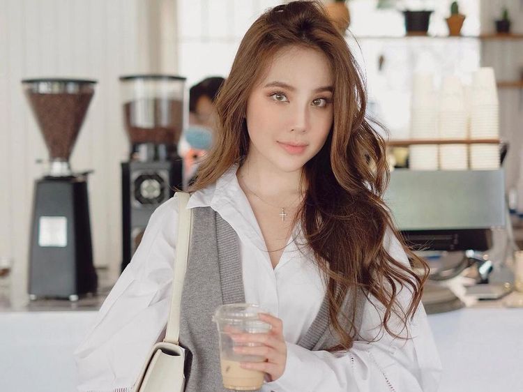 Agatha Chelsea Kandidat Wanita Cantik Dunia, Ini Pesonanya Saat Ngopi