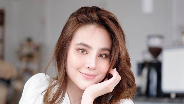 Agatha Chelsea Kandidat Perempuan Cantik Dunia, Lihat Pesonanya Saat Ngopi
