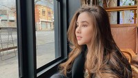 Melbourne brunch tulis wanita dengan rambut panjang ini di keterangan foto. Terlihat ia memesan waffle dan segelas minuman kopi hangat.