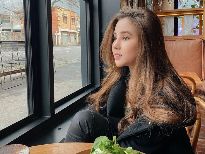 Agatha Chelsea Kandidat Perempuan Cantik Dunia, Lihat Pesonanya Saat Ngopi