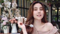 Lewat foto ini Agatha Chelsea mengakui kalau kekurangannya ada pada menolak dessert. Ia seolah tak tahan godaan menyantap kue-kue manis di hadapannya. 
