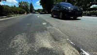 Selain berlubang, aspal jalan juga banyak yang terkelupas.