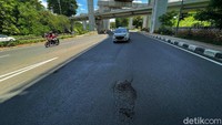 Pengguna jalan yang melewati jalan mengaku kaget melihat kondisi jalan yang banyak berlubang. 