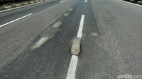 Kondisi fisik jalan yang rusak dan berlubang, masih kerap ditemui di sejumlah titik.