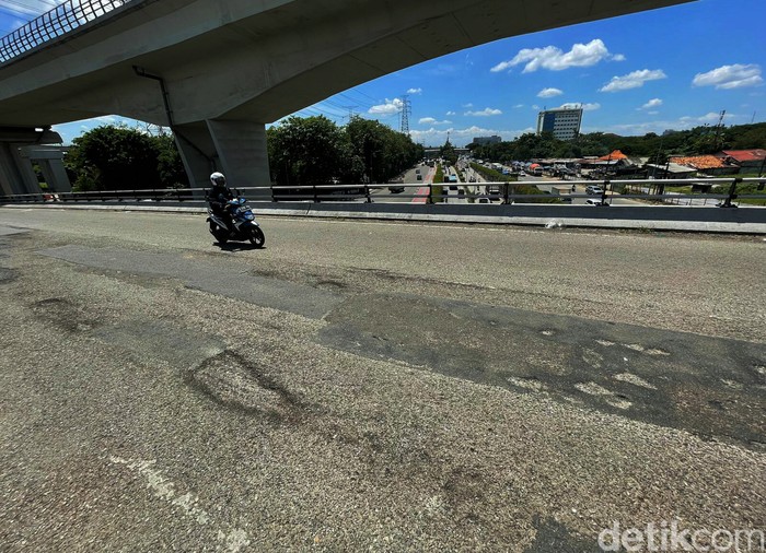 Kondisi fisik aspal jalan saat keluar Bandara Halim Perdanakusuma, Jakarta Timur, Kamis (02/12/2021), terlihat banyak berlubang.