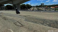 Begini kondisi aspal yang berlubang di jalan keluar Bandara Halim.