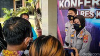 Video tak senonoh itu berdurasi sekitar 1 menit 22 detik. Nampak seorang perempuan berambut panjang warna hitam mengenakan baju abu-abu dengan garis hitam dan rok panjang hitam sedang mempertontonkan dan memainkan alat vitalnya. Wajah perempuan tersebut tertutup masker dan kacamata.