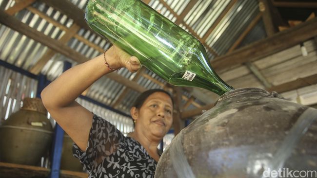 Surganya Arak Bali di Desa Les Bisa Lihat Cara Pembuatannya