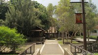 Kuntum Farmfiled berlokasi di Jalan Raya Tajur, no 291, Sindangrasa, Bogor. Tiket masuknya dibanderol dengan harga Rp 50 ribu untuk hari biasa dan Rp 60 ribu di akhir pekan. 
