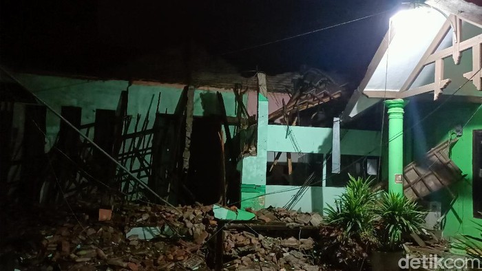 atap kelurahan di probolinggo ambruk