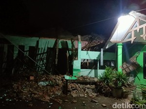 Tak Ada Angin dan Hujan, Atap Kelurahan di Kota Probolinggo Tiba-tiba Ambruk