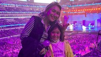 My little Army is here borahae.....keriting senang bunda pun ikut senang dibelakang pas bgt kata iqis, ini pacar iqis bun  hahahhahaahahha...... j-hope (b-hope) bilqis jhope #ptdonstage #ptdonstageinLA, tulis Ayu Ting Ting dalam Instagramnya. Foto: dok. Instagram Ayu Ting Ting