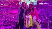 Ayu Ting Ting memboyong Assyifa Nuraini dan Bilqis Khumairah Razak ke LA, Amerika Serikat untuk nonton konser BTS. Foto: dok. Instagram Ayu Ting Ting