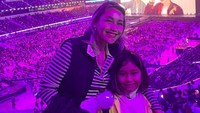 Konser bertajuk BTS PERMISSION TO DANCE ON STAGE - LA itu digelar pada 27-28 November 2021 dan 1-2 Desember 2021. Ayu Ting Ting dan Bilqis berfoto memperliatkan suasana SoFi Stadium, Los Angeles, Amerika Serikat, tempat konser BTS digelar. Foto: dok. Instagram Ayu Ting Ting