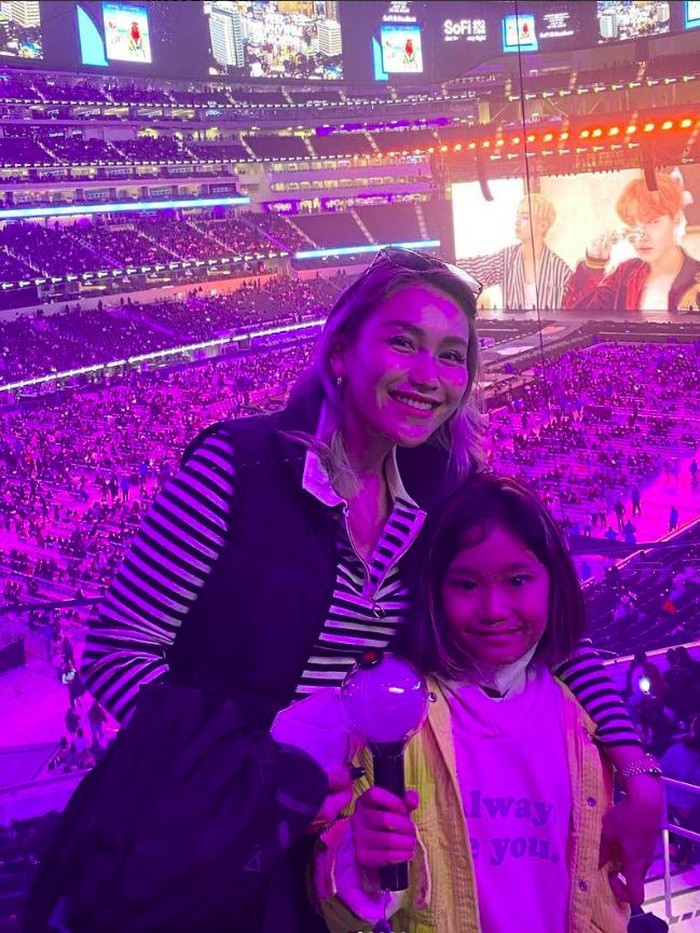 Ayu Ting Ting dan Bilqis nonton konser BTS