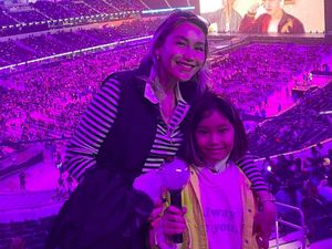 Keseruan Ayu Ting Ting Ajak Bilqis si ARMY Cilik, Nonton Konser BTS di Amerika