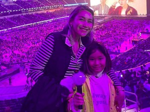 Lucu Banget! Ayu Ting Ting Ceritakan Momen Bilqis Ketiduran di Konser BTS