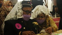 Mereka mengaku sempat mengalami kesulitan saat mengurus administrasi pernikahan. Walau begitu, semua kendala yang ada telah berhasil mereka lewati.