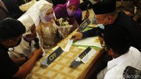 Pasangan difabel mengikuti nikah massal di Masjid Pusdai, Jl Diponegoro, Kota Bandung.