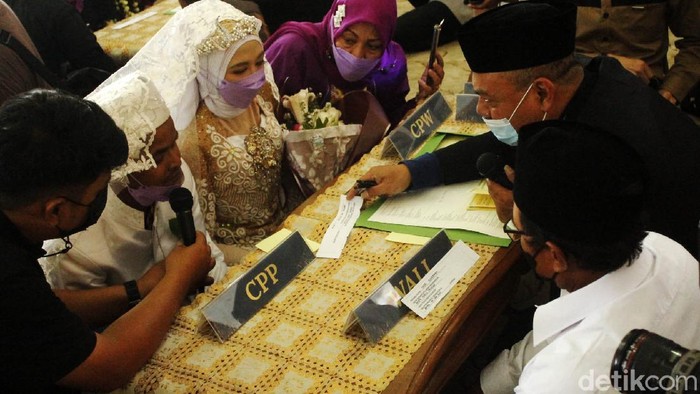 Sebanyak 13 pasangan difabel mengikuti acara nikah massal di Pusdai, Kota Bandung, Kamis (2/12). Mereka pun terlihat bahagia setelah sah menjadi suami-istri.