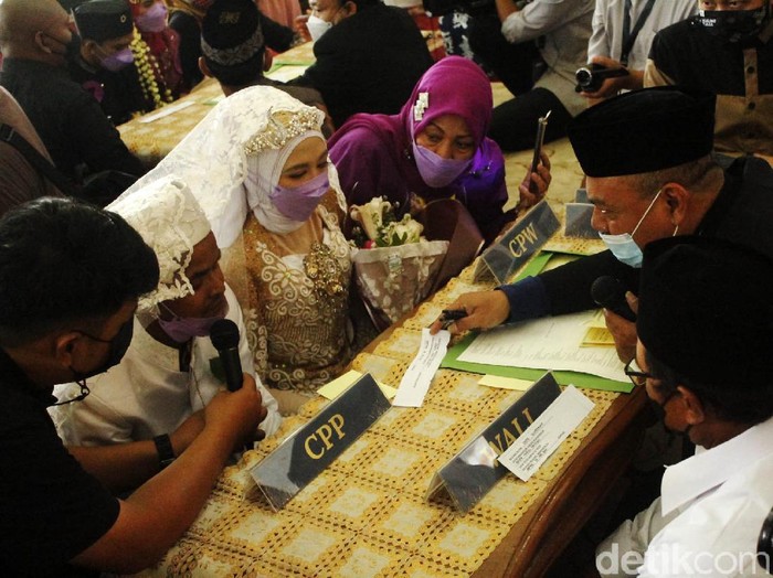 Sebanyak 13 pasangan difabel mengikuti acara nikah massal di Pusdai, Kota Bandung, Kamis (2/12). Mereka pun terlihat bahagia setelah sah menjadi suami-istri.