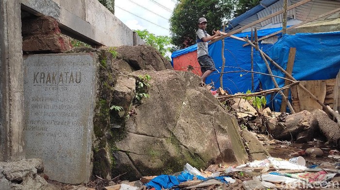 Batu Lava Krakatau Jadi Ganjal Pagar Beton