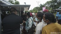 Jika dibandingkan harga gula di pasaran 14 hingga 15 ribu rupiah dijual disini dengan harga Rp 12.500.