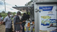 Selain itu harga beras medium di bazar ini dijual dengan harga 95 ribu per 10 kg, beras premium Rp 110.000 per 10 kg, minyak Rp 16.500  dan terigu RP 9.500 ribu.