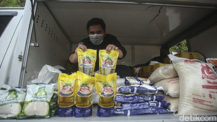 Bazar Sembako Sasar Pelosok Kupang Berbagai jenis sembako dijual dengan harga dibawah rata-rata pasar. Selain ke pelosok bazar sembako murah ini juga dijual di kantor pusat Bulog di Kupang.