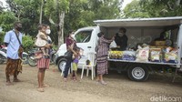 Sejumlah warga tertib antre untuk membeli sembako murah di Desa Bokong, Kupang, NTT, Kamis (2/12/2021).