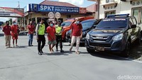 Warga Desa Buntalan, Kecamatan Klaten Tengah, Klaten, Jawa Tengah itu dihadirkan dalam rilis di Mapolres Klaten. Kuli bangunan itu dihadirkan dengan tangan diborgol.