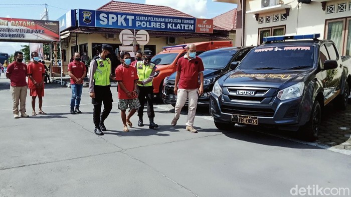 Begal Payudara 10 TKP di Klaten Ditangkap Sat Reskrim Polres Klaten menangkap Fendi Indra Setiawan (31) warga Desa Buntalan, Kecamatan Klaten Tengah, Klaten, Jawa Tengah. Pelaku pencabulan dengan modus begal payudara itu sudah beroperasi di banyak lokasi.
