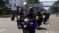 Pasukan Brimob berpatroli dengan mengendarai sepeda motor.
