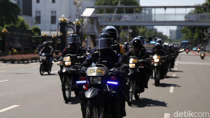 Pasukan Brimob bersenjata lengkap melakukan patroli di Kawasan Gambir, Jakarta Pusat, Kamis (2/11/2021). Sebanyak 4.218 personel gabungan dari Polri/TNI dan Pemprov DKI disiagakan untuk mengamankan aksi Reuni 212. Pengamanan ini juga merupakan bentuk operasi kemanusiaan, yakni menyelamatkan warga dari penyebaran Covid-19.