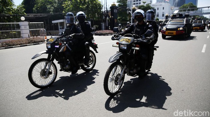 Pasukan Brimob bersenjata lengkap melakukan patroli di Kawasan Gambir, Jakarta Pusat, Kamis (2/11/2021). Sebanyak 4.218 personel gabungan dari Polri/TNI dan Pemprov DKI disiagakan untuk mengamankan aksi Reuni 212. Pengamanan ini juga merupakan bentuk operasi kemanusiaan, yakni menyelamatkan warga dari penyebaran Covid-19.