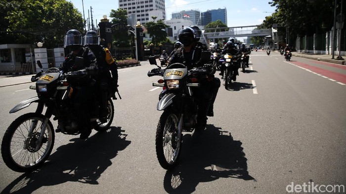Pasukan Brimob bersenjata lengkap melakukan patroli di Kawasan Gambir, Jakarta Pusat, Kamis (2/11/2021). Sebanyak 4.218 personel gabungan dari Polri/TNI dan Pemprov DKI disiagakan untuk mengamankan aksi Reuni 212. Pengamanan ini juga merupakan bentuk operasi kemanusiaan, yakni menyelamatkan warga dari penyebaran Covid-19.