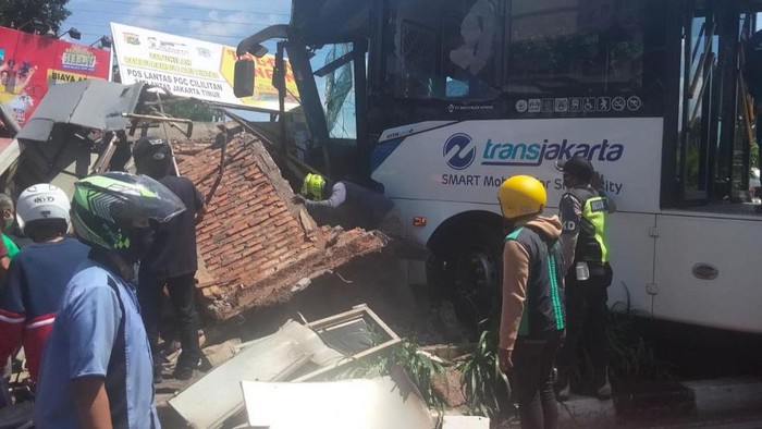 Bus TransJakarta Seruduk Pos Polisi PGC Jaktim