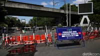 Pengalihan arus lalu lintas dilakukan pihak kepolisian.