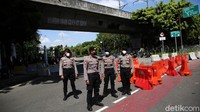 Sejumlah petugas kepolisian juga terlihat siaga untuk mencegah massa agar tidak ke kawasan Patung Kuda dan Monas.