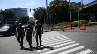 Tidak hanya polisi, TNI juga terlihat disiagakan di kawasan Monas.