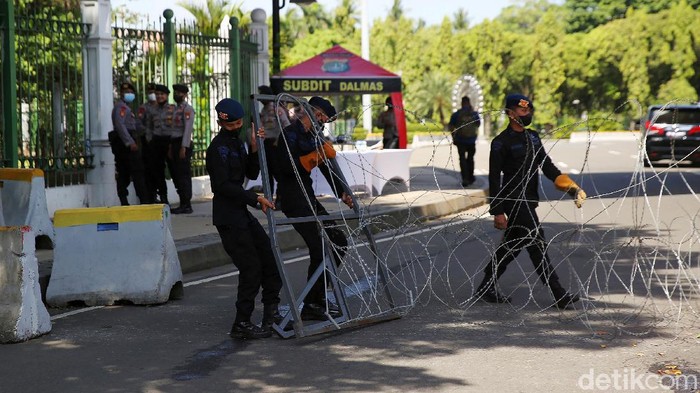 Cegah Reuni 212, Kawasan Monas Ditutup Sejumlah titik di kawasan Monas ditutup jelang Reuni 212. Seperti di kawasan Jalan Merdeka Timur yang ditutup dengan kawat berduri.