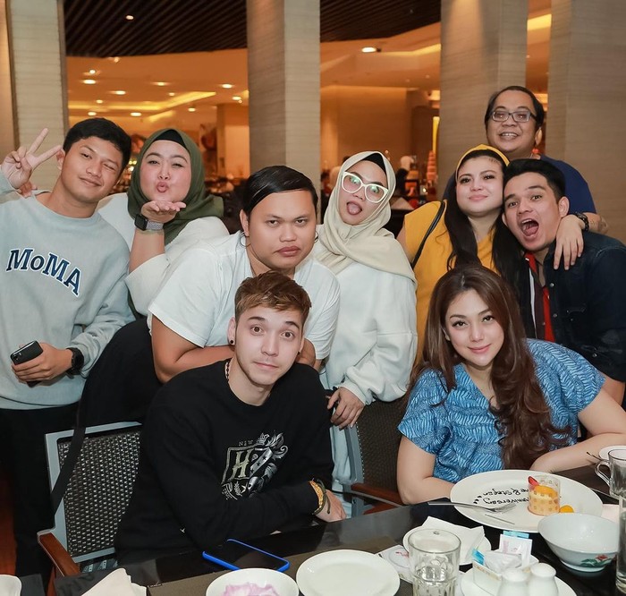 Gaya Keren Celine Evangelista saat Makan Dessert