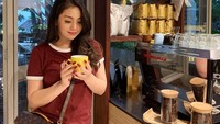 Hobi nongkrong di kafe, Celine Evangelista sering pesan kopi. Beginilah gaya ngopinya saat nongkrong di sebuah kafe. Foto: Instagram @celine_evangelista