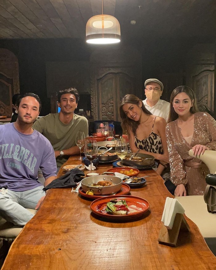 Gaya Keren Celine Evangelista saat Makan Dessert