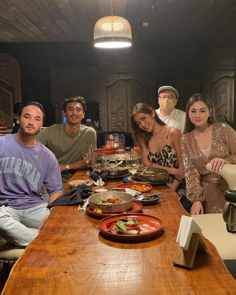 Gaya Keren Celine Evangelista saat Makan Dessert