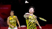 Pasangan berjuluk Minions itu memenangi laga ketat dengan straight game 23-21 dan 21-19. Mereka sekaligus membalas kekalahan di Olimpiade 2020 Tokyo lalu, di mana Lee/Wang meraih medali emas. AP Photo/Dita Alangkara  