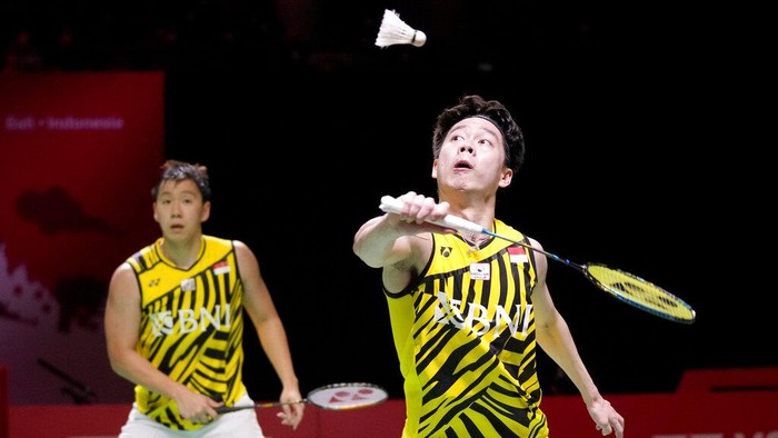 Indonesias Kevin Sanjaya Sukamuljo, left, and Marcus Gideon compete against Taiwans Lee Yang and Wang Chi Lin compete during their mens doubles Group A badminton match at the BWF World Tour Finals in Nusa Dua, Bali, Indonesia, Wednesday, Dec. 1, 2021. (AP Photo/Dita Alangkara)